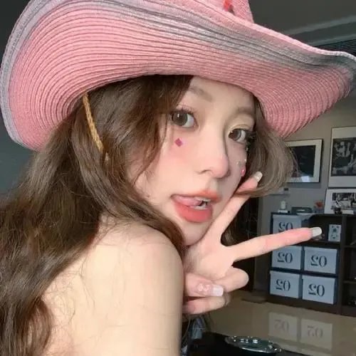 乐坛天后机场牵手女助理，经纪人连夜公关，深夜持续发酵